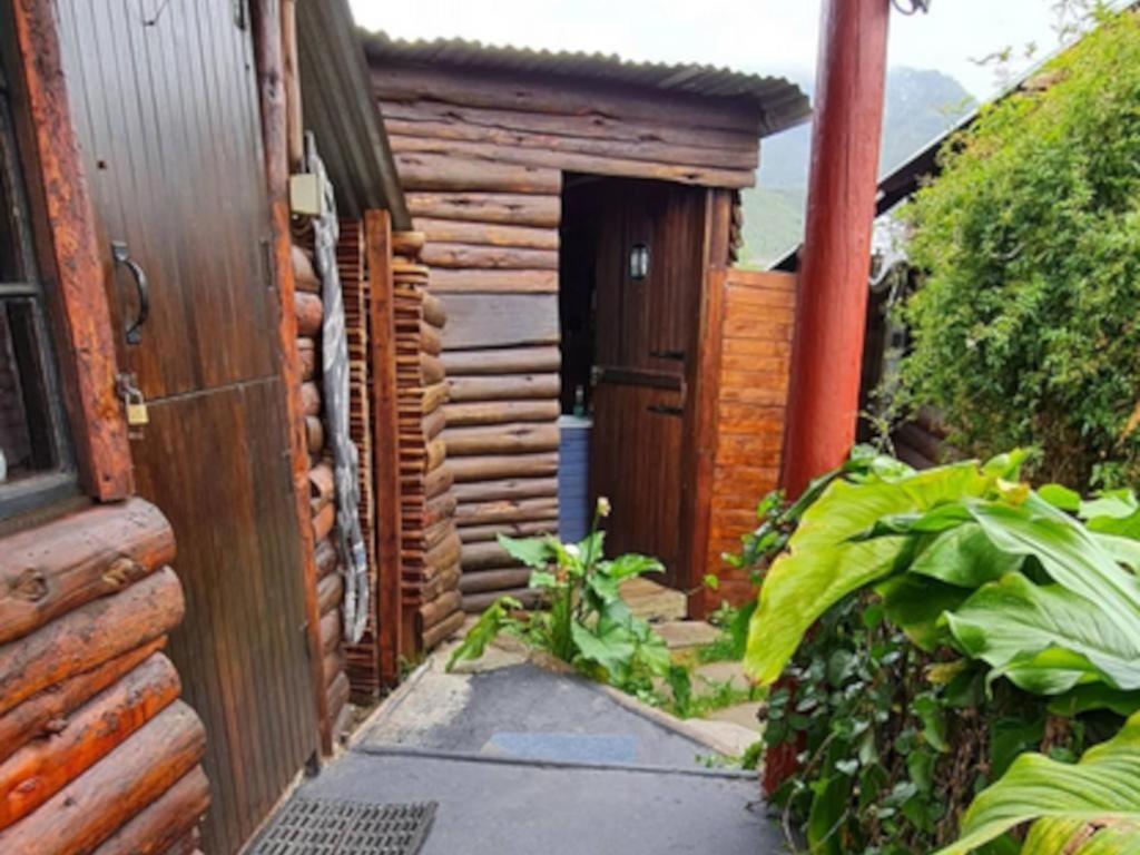 Tsitsikamma Wolf Sanctuary Eco Cabins & Teepees Stormsrivier Bilik gambar