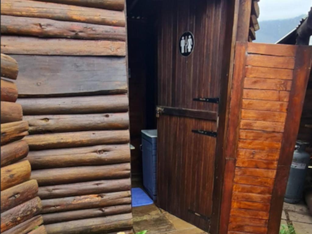 Tsitsikamma Wolf Sanctuary Eco Cabins & Teepees Stormsrivier Bilik gambar